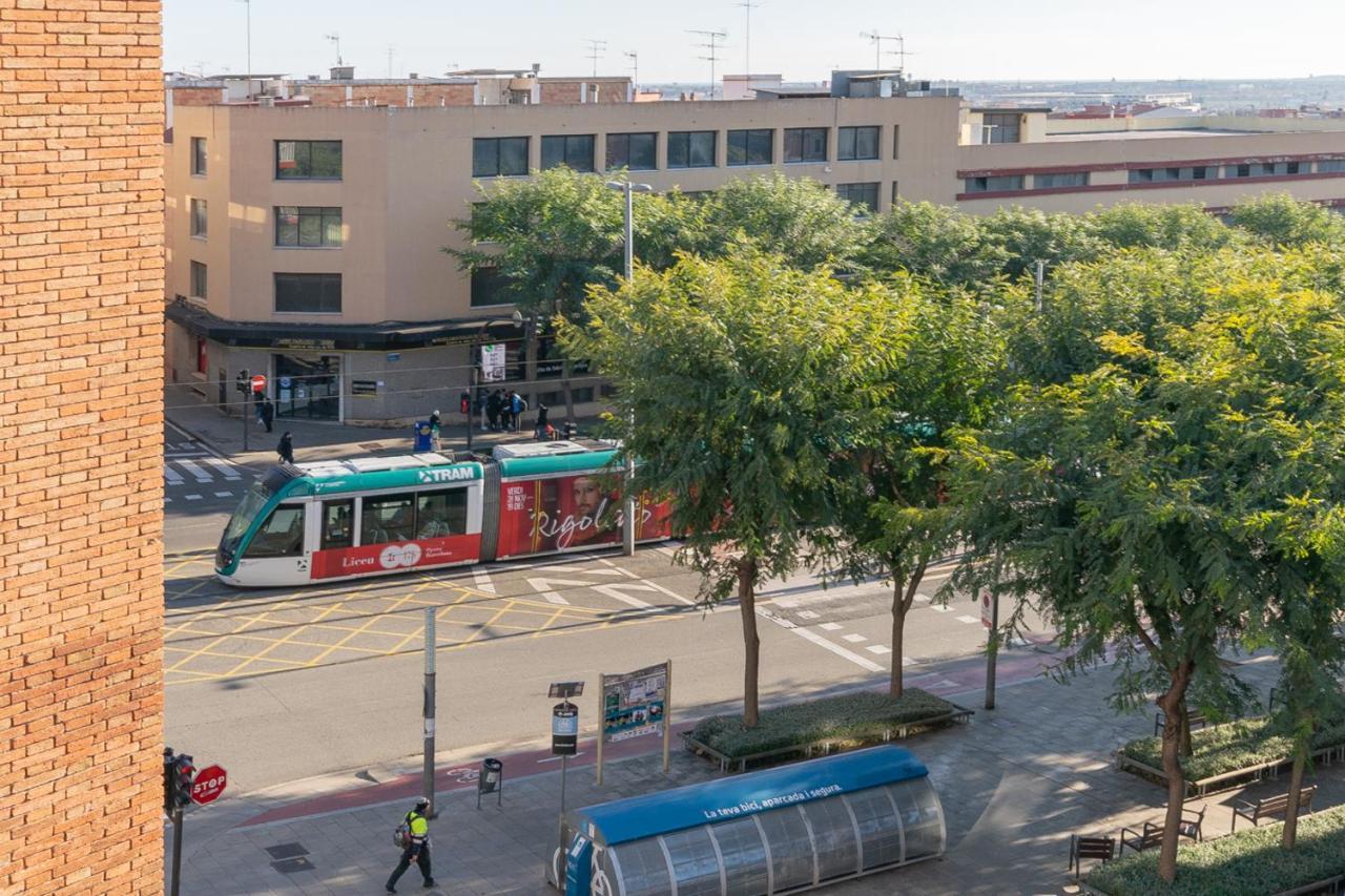 Cadillac Lujo Total Sin Pasar Por Un Hotel Cornella de Llobregat Luaran gambar